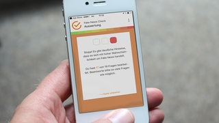 Fake News App auf einem Handy