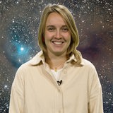 Eine Frau steht vor einem Sternenhimmel.