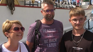Die Familie Lachmayer aus Bayern vor dem Schulschiff in Bremerhaven.