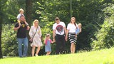 Zwei ukrainische Familien im Bürgerpark bei einem Spaziergang. 