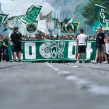 Ultras und Fans beim Fanmarsch vom Marktplatz durch das Viertel zum Stadion