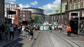 Werder-Fans ziehen in grün-weiß durch die Bremer Innenstadt.