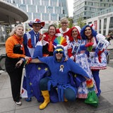 Fans des ESC stehen gemeinsam in Malmö vor der Veranstaltungshalle.