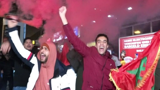 Fans feiern einen Sieg der Marokkanischen Nationalmannschaft während der WM 2022