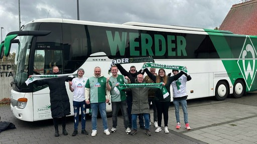 Ein paar Fans der Werder Frauen beim Auswärtsspiel. 