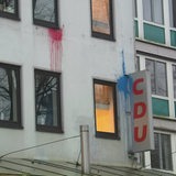 Die Fassade des Bremer CDU-Gebäude ist nach Farbattacken mit roter und blauer Farbe beschmiert. 