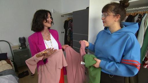 Reporterin Johanne Bischoff mit der Stil Beraterin Katja Markwart gucken ihren Kleiderschrank an. 
