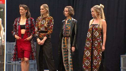 Vier Models auf einer Bühne bei den Bremer Fashion Days.