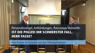Eine Textkachel, im Hintergrund ein Interview zwischen Felix Krömer und Dirk Fasse