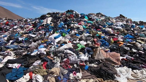 Ein riesen Berg mit alten Kleidungsstücken auf der Mülldeponie in der Wüste von Chile. 
