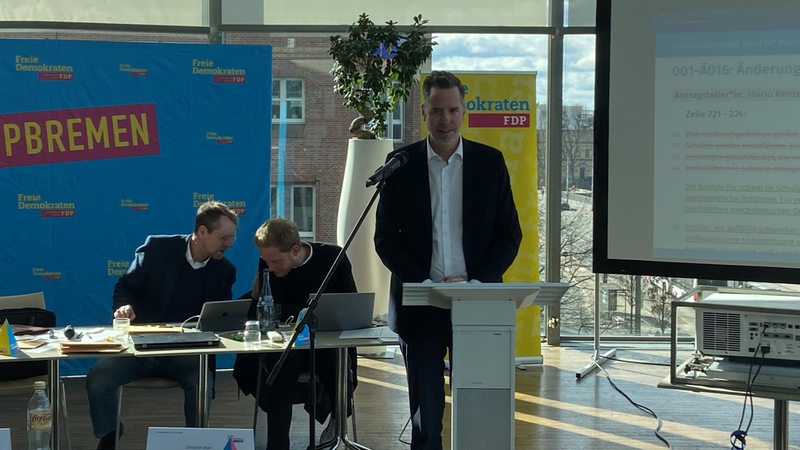 Vorsitzender der FDP-Bundestagsfraktion Christian Dürr, spricht auf dem Landesparteitag in Bremen