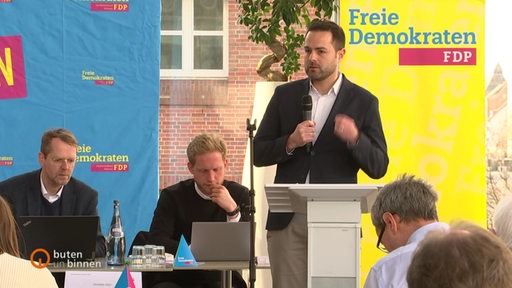 FDPSpitzenkandidat Thore Schäck spricht beim Landesparteitag.