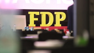 Das FDP-Logo mit dem Schriftzug auf einer Bühne