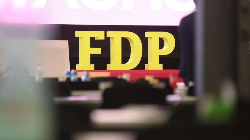 Das FDP-Logo mit dem Schriftzug auf einer Bühne