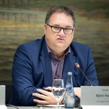 Björn Fecker, Bremer Finanzsenator, bei einer Pressekonferenz.