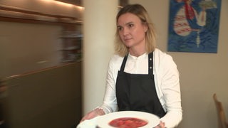 Tanja Zueva serviert das Essen im Restaurant "Dnipo"