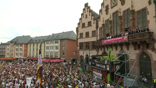 Tausende Fans empfingen die Frauen EM-Mannschaft heute in Frankfurt. 