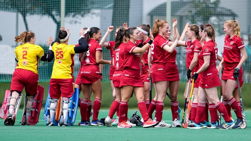 Spielerinnen des Bremer Hockey-Clubs klatschen sich vor einem Spiel als Motivation gegenseitig ab.