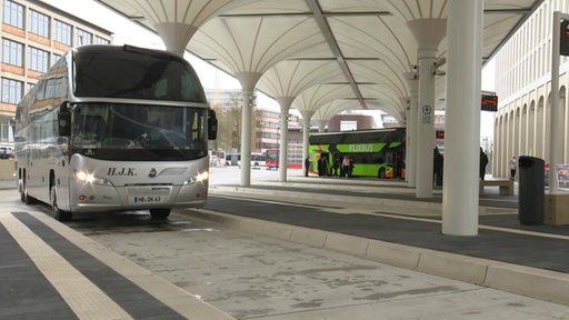 Ein Bus fährt aus dem Fernbusterminal am Hauptbahnhof in Bremen.