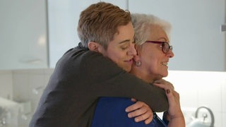 Lena Oldach umarmt ihre Mutter
