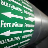 Leitungen sind in der Fernwärmeverteilerstation des Heizkraftwerk 3 Stuttgart-Gaisburg des Energiekonzerns EnBW zu sehen.