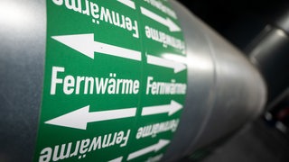 Leitungen sind in der Fernwärmeverteilerstation des Heizkraftwerk 3 Stuttgart-Gaisburg des Energiekonzerns EnBW zu sehen.