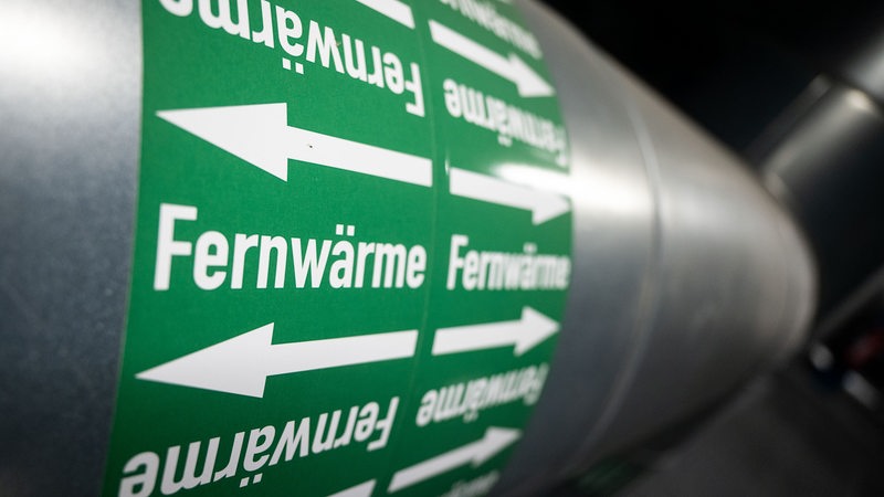 Leitungen sind in der Fernwärmeverteilerstation des Heizkraftwerk 3 Stuttgart-Gaisburg des Energiekonzerns EnBW zu sehen.
