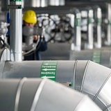 Ein Mitarbeiter des Energiekonzerns EnBW kontrolliert die Fernwärmeverteilerstation eines Heizkraftwerks.