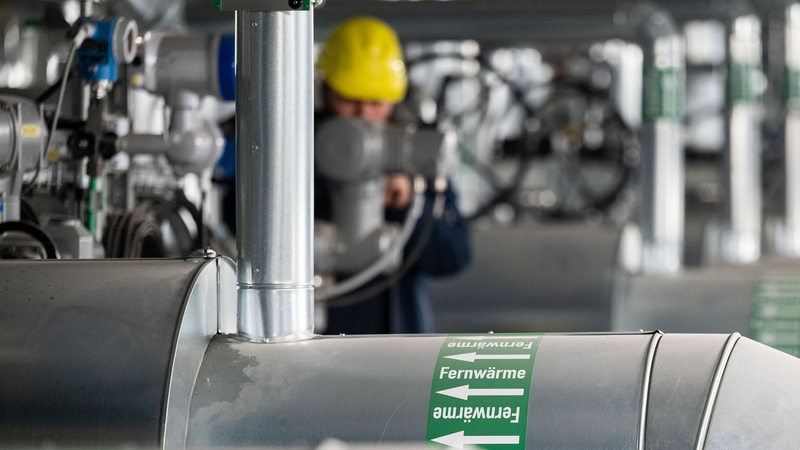 Ein Mitarbeiter des Energiekonzerns EnBW kontrolliert die Fernwärmeverteilerstation eines Heizkraftwerks.