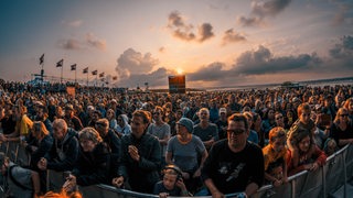 Festivalbesucher auf dem Watt en Schlick