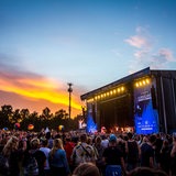 Menschen vor einer Festival-Bühne