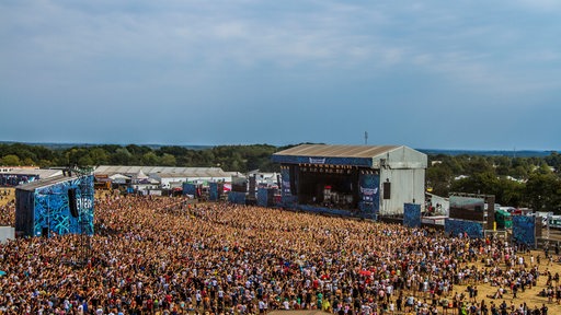 Menschen vor einer Festival-Bühne