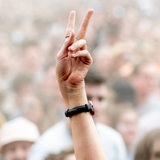 Eine Festivalbesucherin streckt auf dem Hurricane Festival ihre Hand in die Höhe