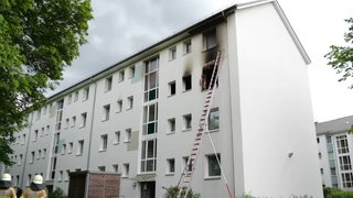 In einem Mehrfamilienhaus in Bremen-Huchting hat es gebrannt. An einem Fenster ist die Hauswand verkohlt.
