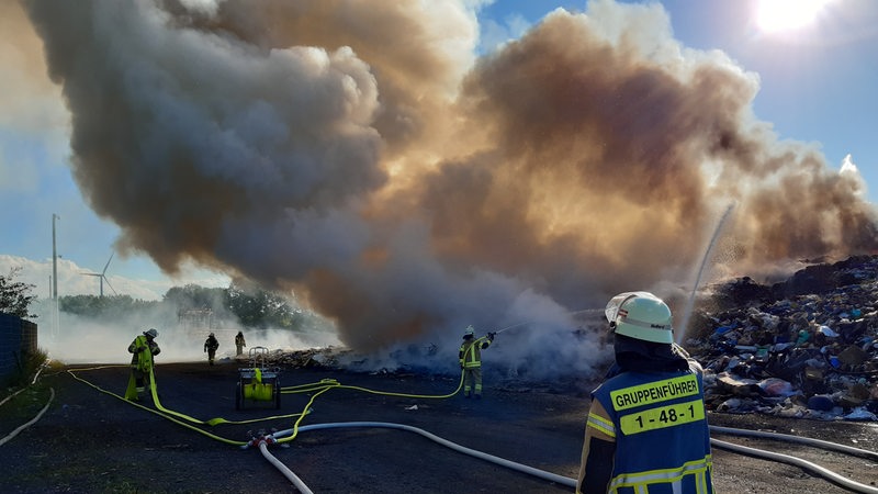 Feuer auf der Mülldeponie Grauer Wall in Bremerhaven
