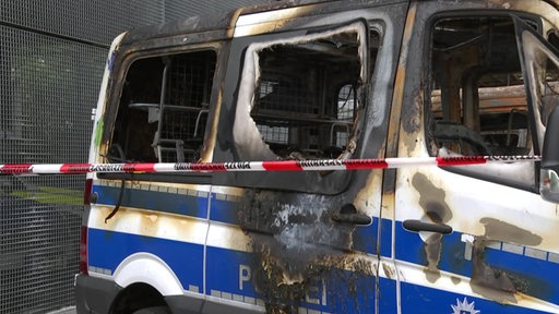 Ein ausgebrannter Bus der Polizei.