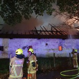Feuerwehr löscht eine Lagerhalle
