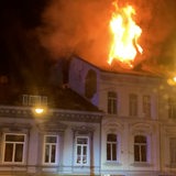Ein Dachstuhl im Viertel brennt.