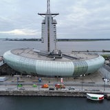 Zwei Feuerwehrautos und ein Polizeiauto stehen vor dem Klimahaus in Bremerhaven.