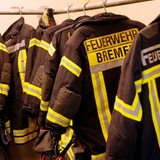 Die Einsatzjacken der Bremer Feuerwehr.