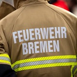 Eine Einsatzkraft der Feuerwehr Bremen ist von hinten zu sehen
