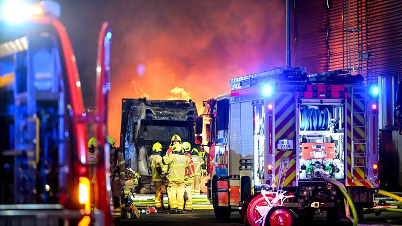 Die Feuerwehr bekämpft einen Brand in der Bremer Überseestadt. 