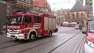 Die Bremer Feuerwehr bei einem Einsatz in der Innenstadt.