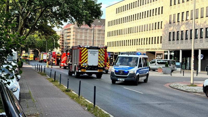 Einsatzfahrzeuge von Feuerwehr und Polizei stehen vor dem Klinikum Mitte.