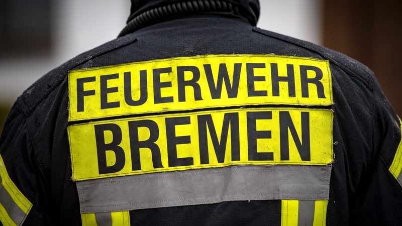 Feuerwehr Bremen steht auf der Einsatzkleidung.