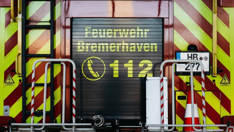 Auf der Rückseite eines Einsatzwagens steht Feuerwehr Bremerhaven.