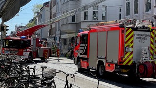 Die Feuerwehr im Einsatz bei einem Dachstuhlbrand im Bremer Viertel.