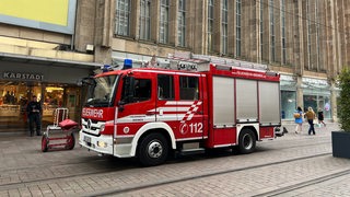 Ein Fahrzeug der Feuerwehr steht vor Karstadt in Bremen