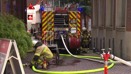 Ein Feuerwehreinsatz nach einem Küchenbrand in der bekannten Böttcherstraße in der Bremer Innenstadt.