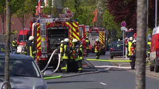 Mehrehe Feuerwehrwagen beib Einsatz.